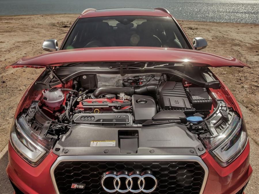 Моторный отсек Audi RS Q3 (8U) 2014 года  (AU) (фото 7 из 14)